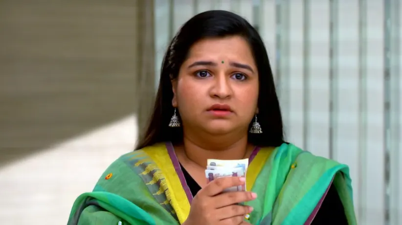 Sweetu gets a salary of INR 100 - Yeu Kashi Tashi Me Nandayla