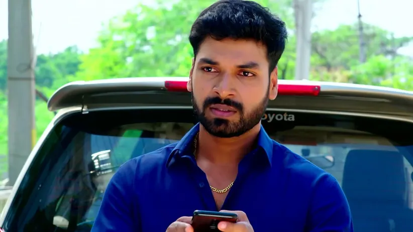 Badri deceives Vardhan and Kishor - Hitler Gari Pellam