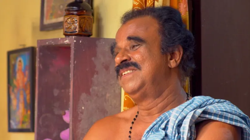 Raghu Varman shows the calendar to Gayathriamma - Neeyum Njanum