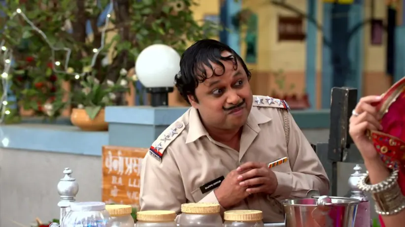 Happu gives a gift to Imarti - Happu Ki Ultan Paltan