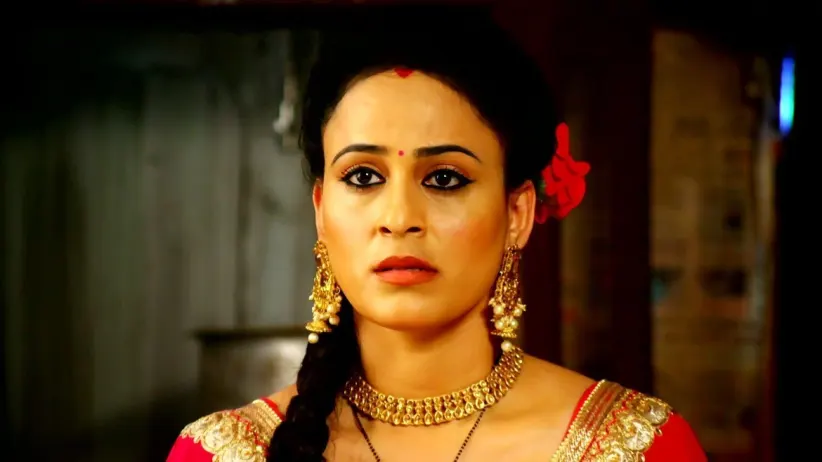 A playful Mahi asks Veer to apologise - Kamli Ishq Di
