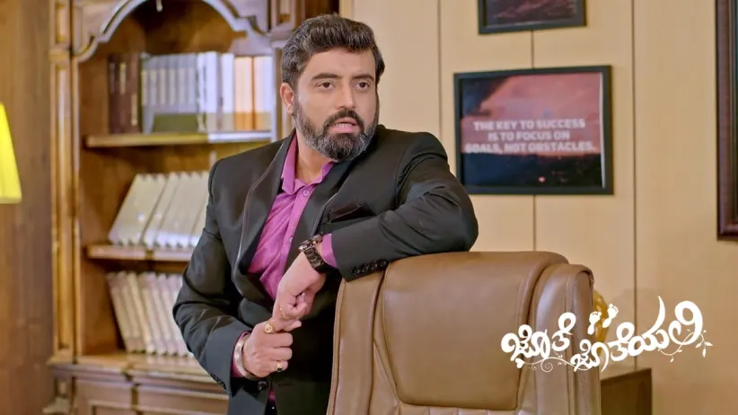 Subbu's behaviour amazes the chawl residents - Jothe Jotheyali