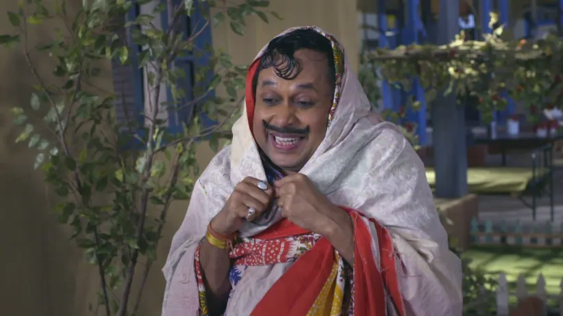 Happu gets in trouble trying to romance Rajesh - Happu Ki Ultan Paltan