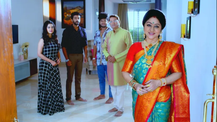 Aditya and Anushka Return Home - Paaru