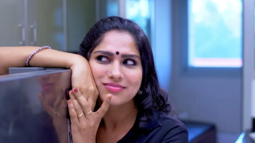 Unnithan picks up the call - Manampole Mangalyam