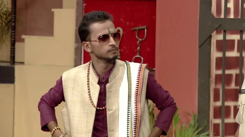 G.M Modi beats up a man for selling drugs - Mr Nonsense S3