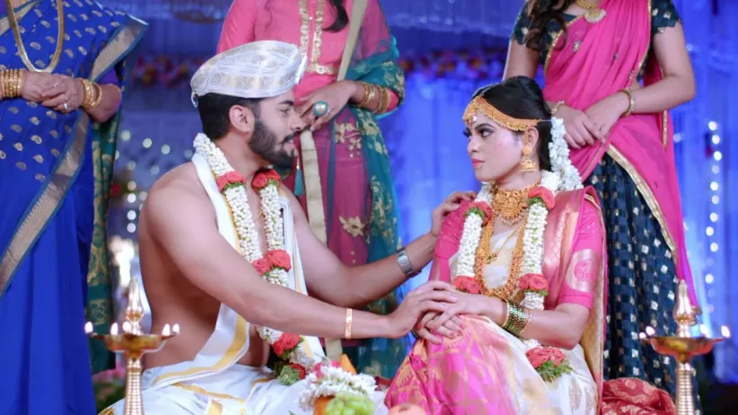 Vikrant learns that Sarika took Aarati's place - Gattimela