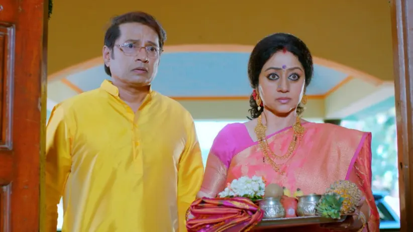 Veeraya Deva Insults Akhila and Raghu - Paaru