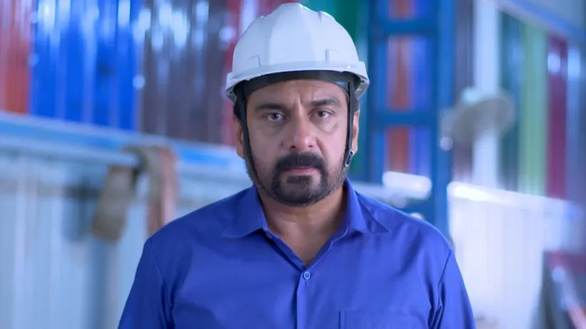 The manager is shocked to see Ravi Varman - Neeyum Njanum