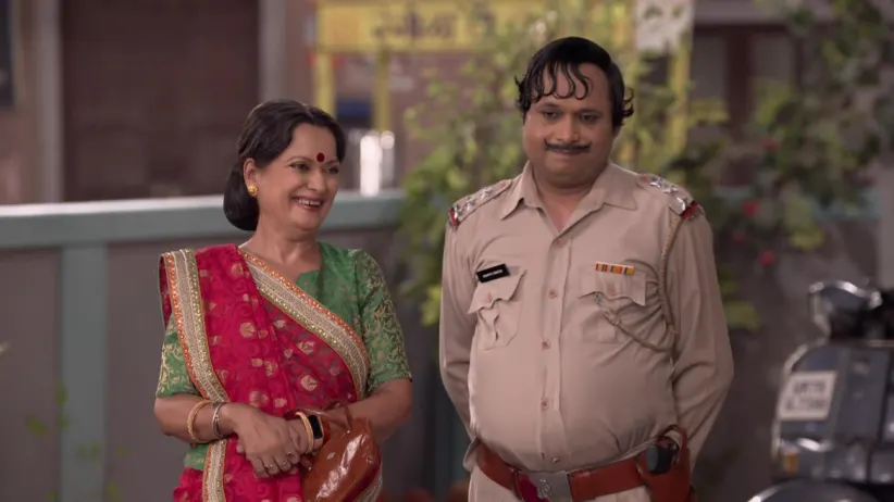 Amma has ice-cream with the family - Happu Ki Ultan Paltan