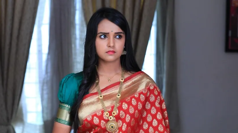 Vedanth gives Amulya the ancestral bangle - Gattimela