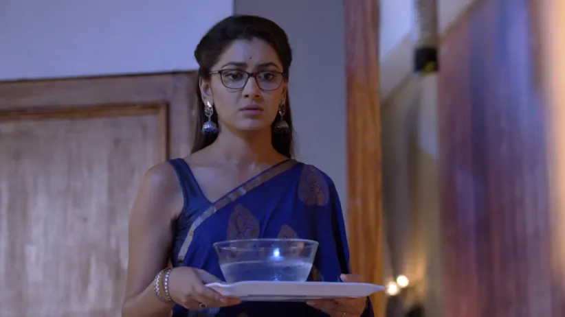 Abhi Apologises to Rhea - Iniya Iru Malargal