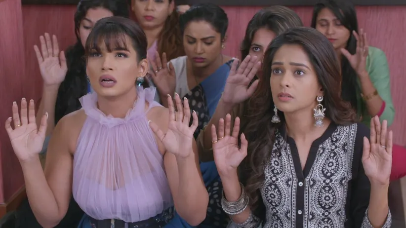 Ranbeer and Prachi fight the robbers - Kumkum Bhagya