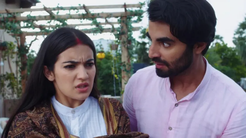 Neel drapes Chahat's saree - Qurbaan Hua
