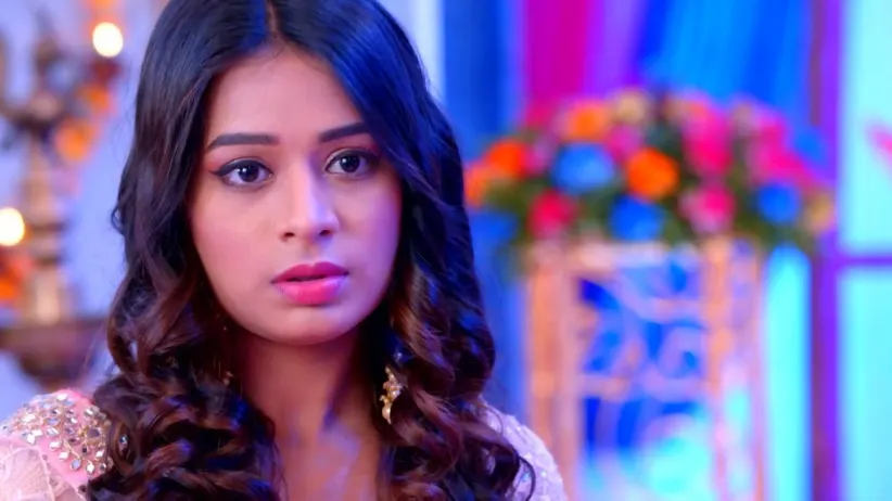 Prachi Feels Uneasy - Iniya Iru Malargal