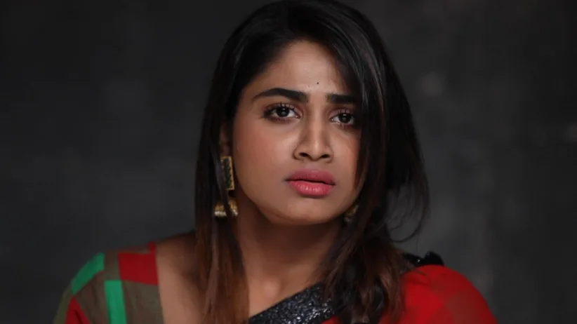 Abhi tries to escape - Rettai Roja