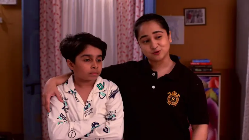 Rajesh tries to cajole Chamchi - Happu Ki Ultan Paltan