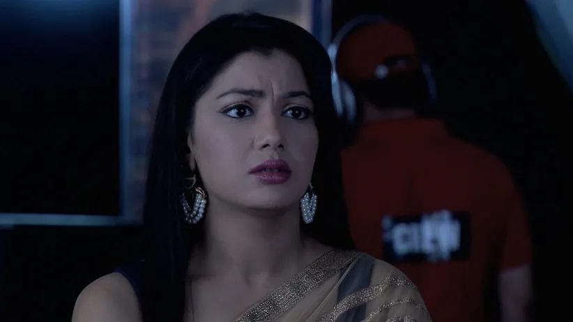 Pragya gets a glimpse of Nikhil's face - Kumkum Bhagya