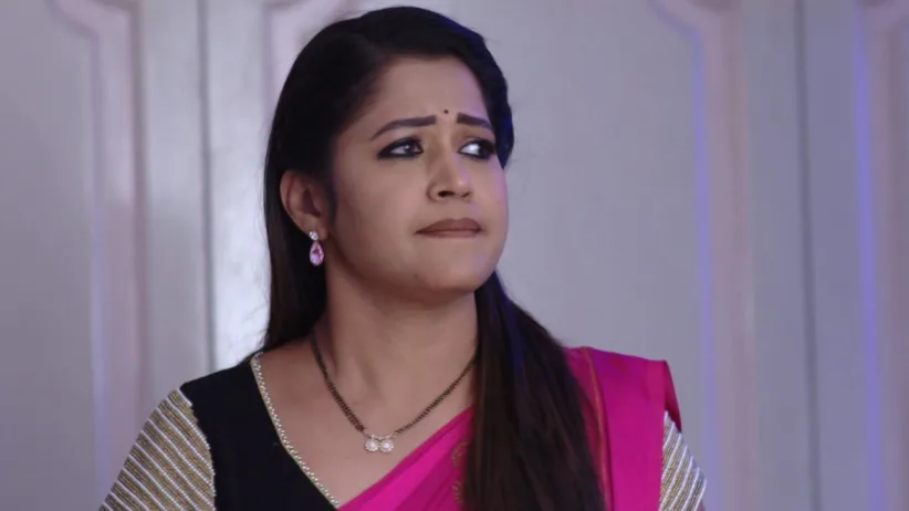 Ram gives the sari to Geetha - Gundamma Katha