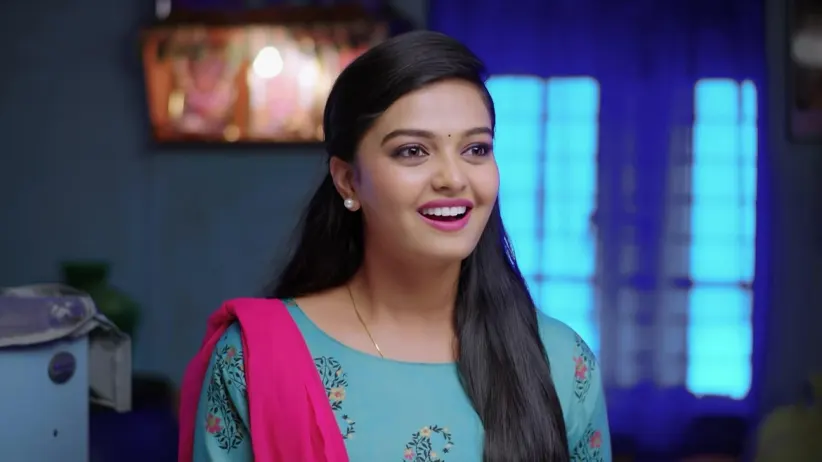 Anu clicks a selfie with her parents