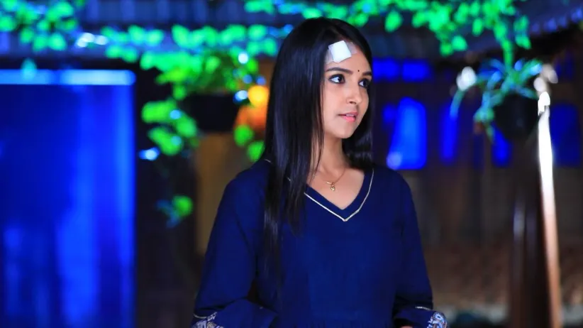 Amulya tries to pacify a furious Vedanth - Gattimela