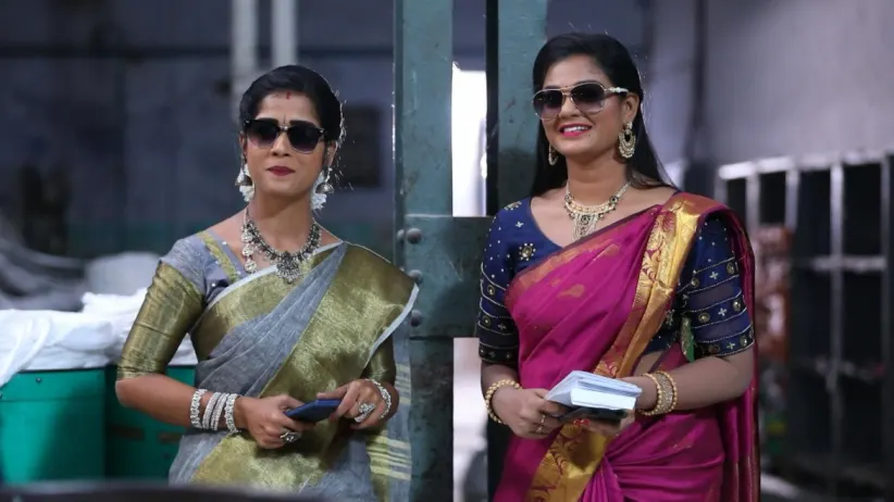 Akhila slaps Mithra - Sembaruthi