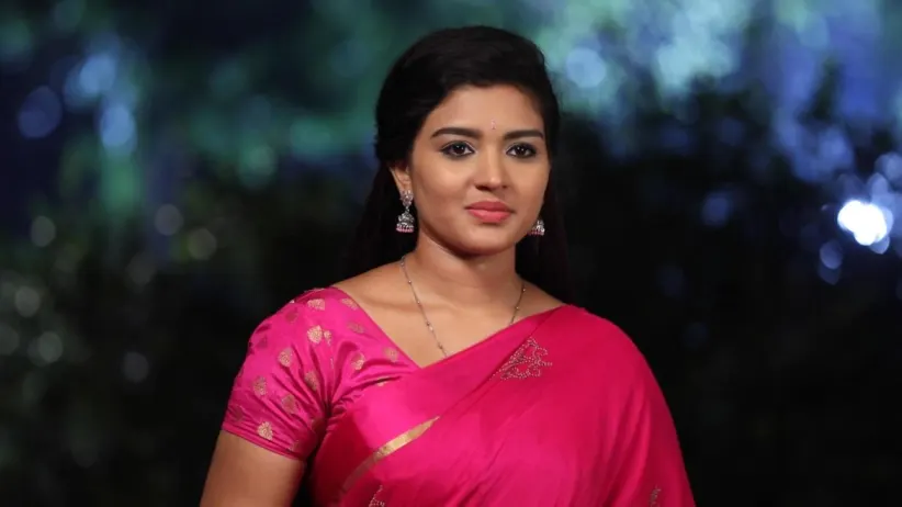 Akhila serves food - Sembaruthi