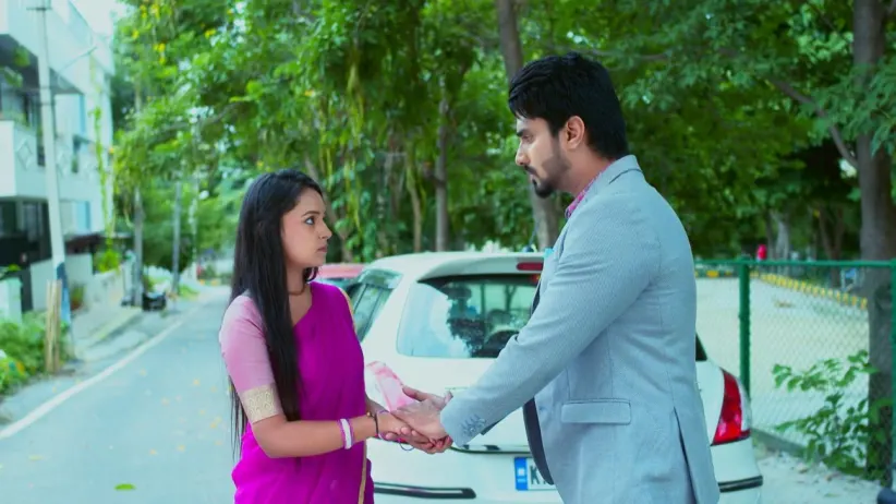 Suhasini learns about Vikrant's engagement - Gattimela
