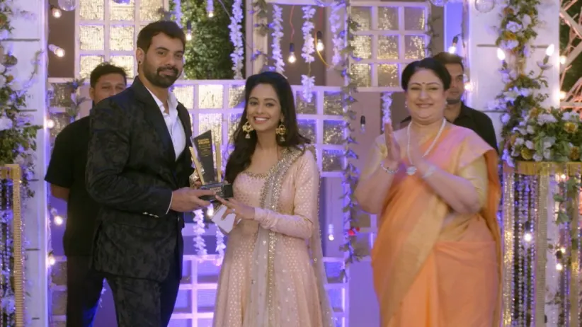 Abhi Is Felicitated - Iniya Iru Malargal