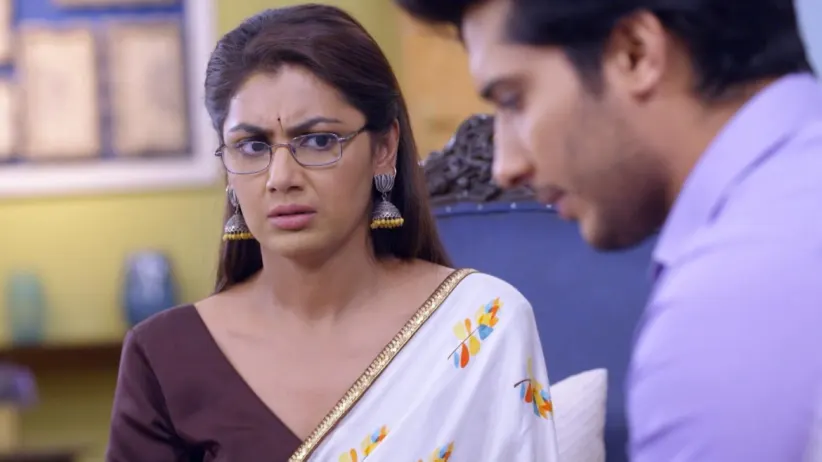 Aliya Watches as Abhi Follows Pragya - Iniya Iru Malargal