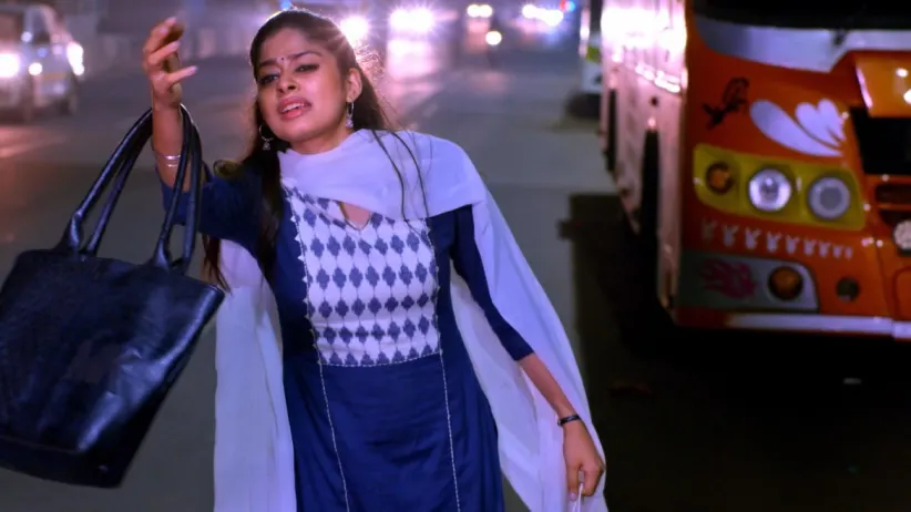 A cunning Meera - Neethane Enthan Ponvasantham