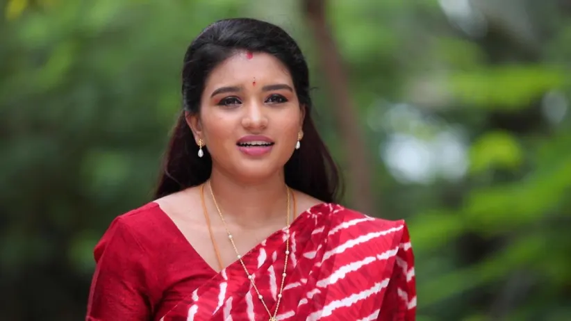 Akhila agrees to visit the temple - Sembaruthi