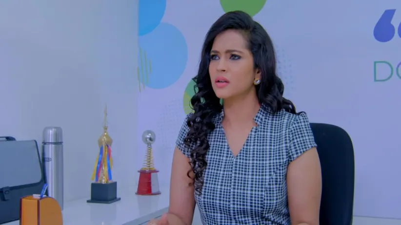 Meera makes a surprise visit to Anu's house - Jothe Jotheyali