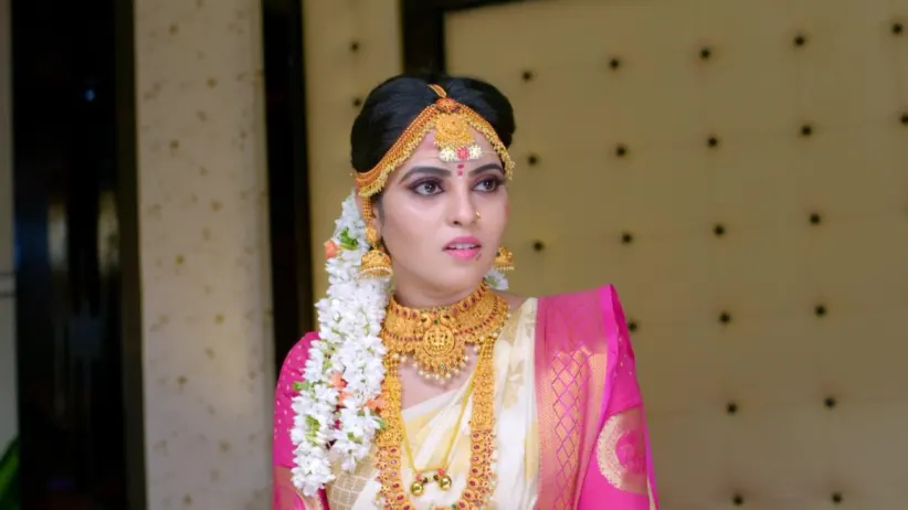 Adithi tends to Dhruva's wounds - Gattimela