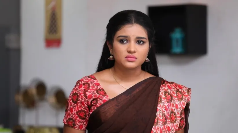 Parvathy finds a pen drive in Mithra’s room - Sembaruthi