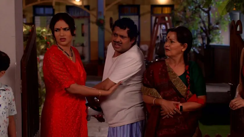 Happu gets a day’s time to find the footwear - Happu Ki Ultan Paltan
