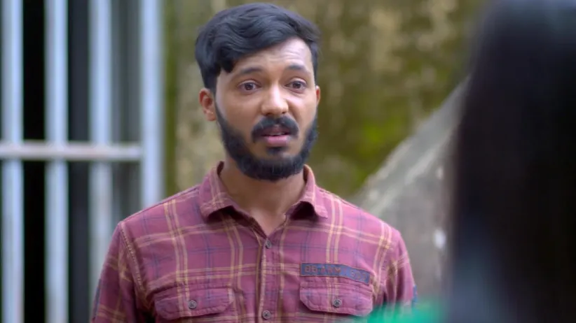 Deepu is shocked to see Sarojam lying unconscious - Neeyum Njanum