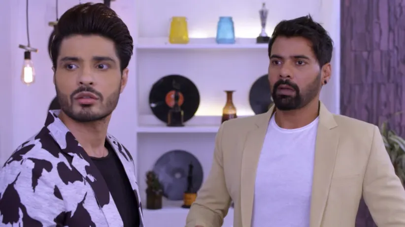Abhi Recalls His Sweet past with Pragya - Iniya Iru Malargal