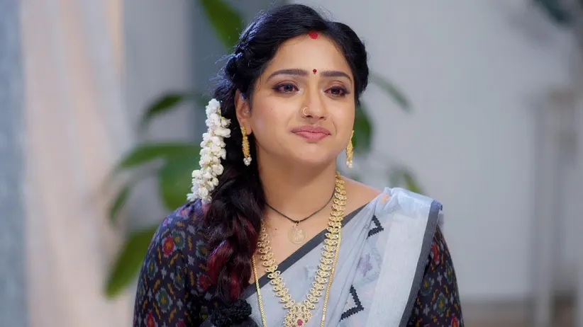 Nayani begs before Tilottama to let her stay - Trinayani