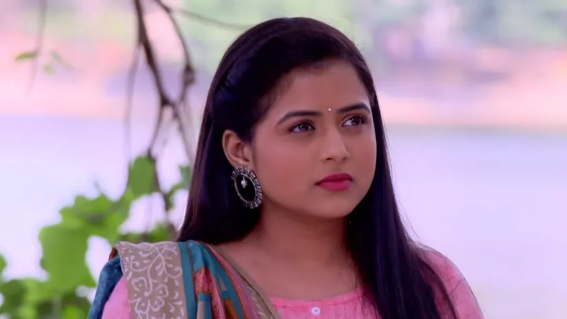 Samar takes Manu and Aniket to a marriage bureau - Pahile Na Me Tula