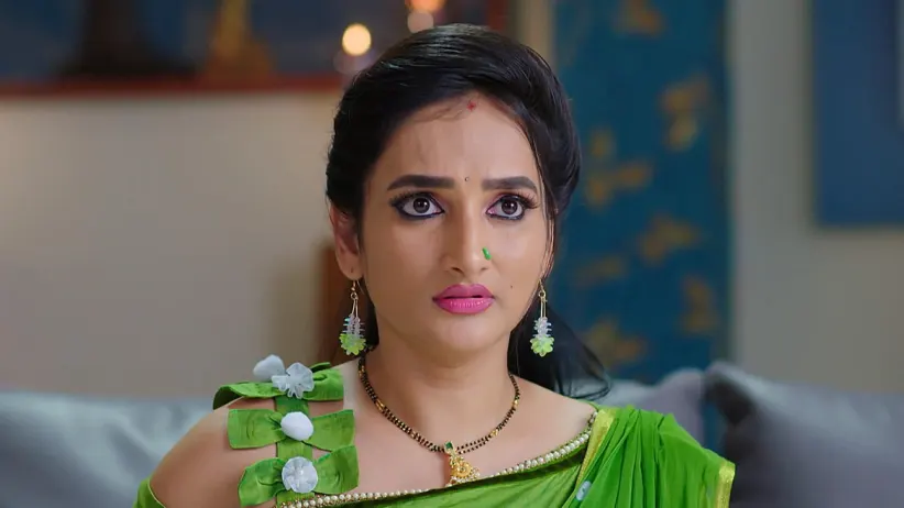 AJ gives a warning to Badri - Hitler Gari Pellam