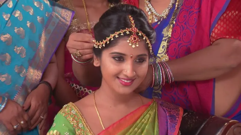 Jai adorns Manga with jewellery - Kalyana Vaibhogam