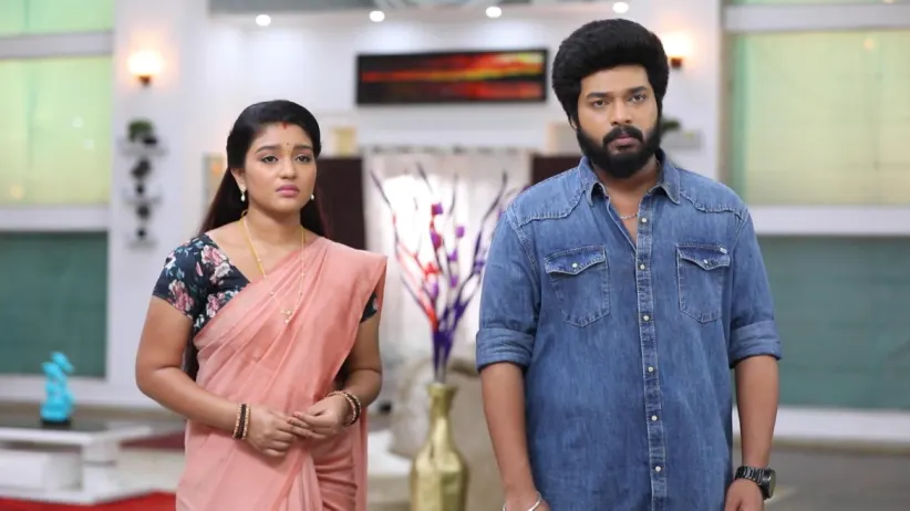 Akhila overhears Adithya - Sembaruthi
