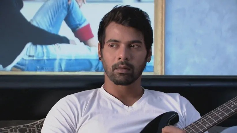 Pragya exposes Abhi's pretence