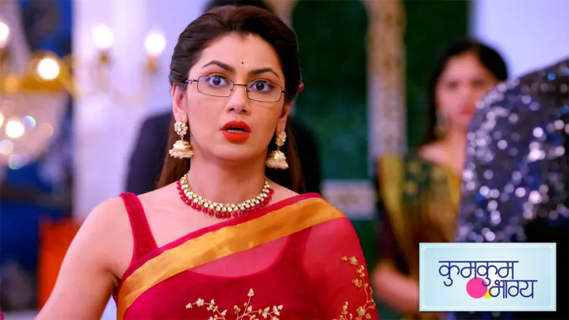 Pragya hides the necklace - Kumkum Bhagya