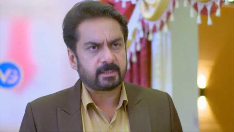 Raghu terminates Sreelakshmi - Neeyum Njanum