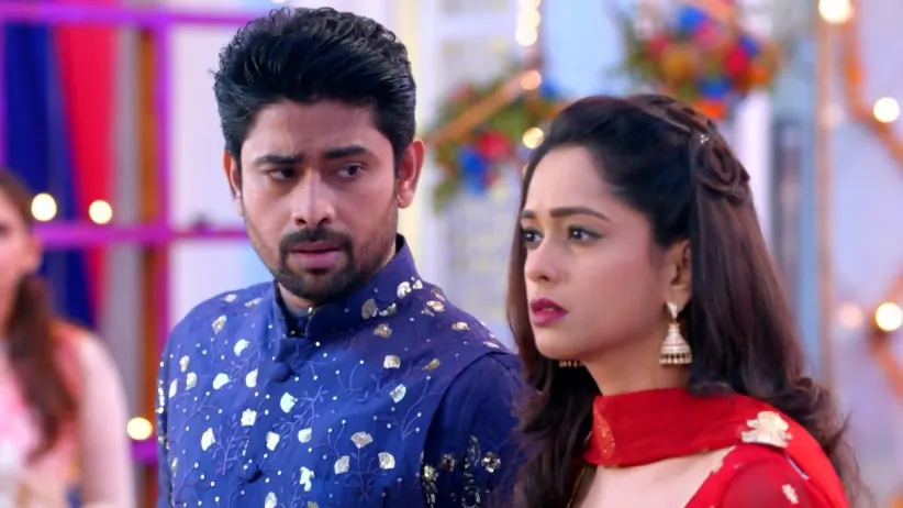 Prachi Identifies the Waiter - Iniya Iru Malargal