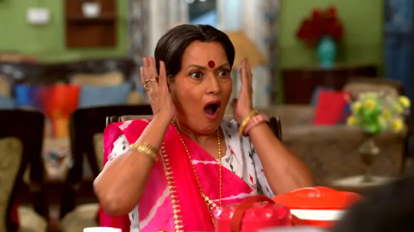 Malaika and Chamchi keep an eye on Happu - Happu Ki Ultan Paltan