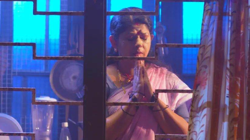 Ravi Varman speeds the car - Neeyum Njanum