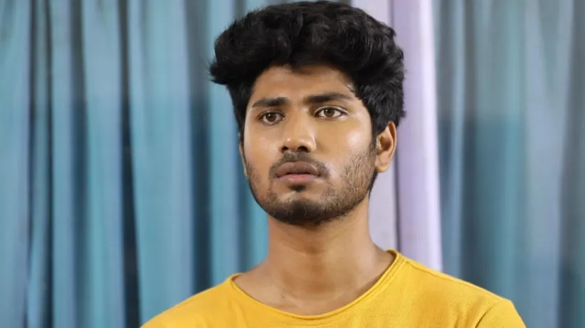 A stranger offers to help Sanjeev - Rettai Roja